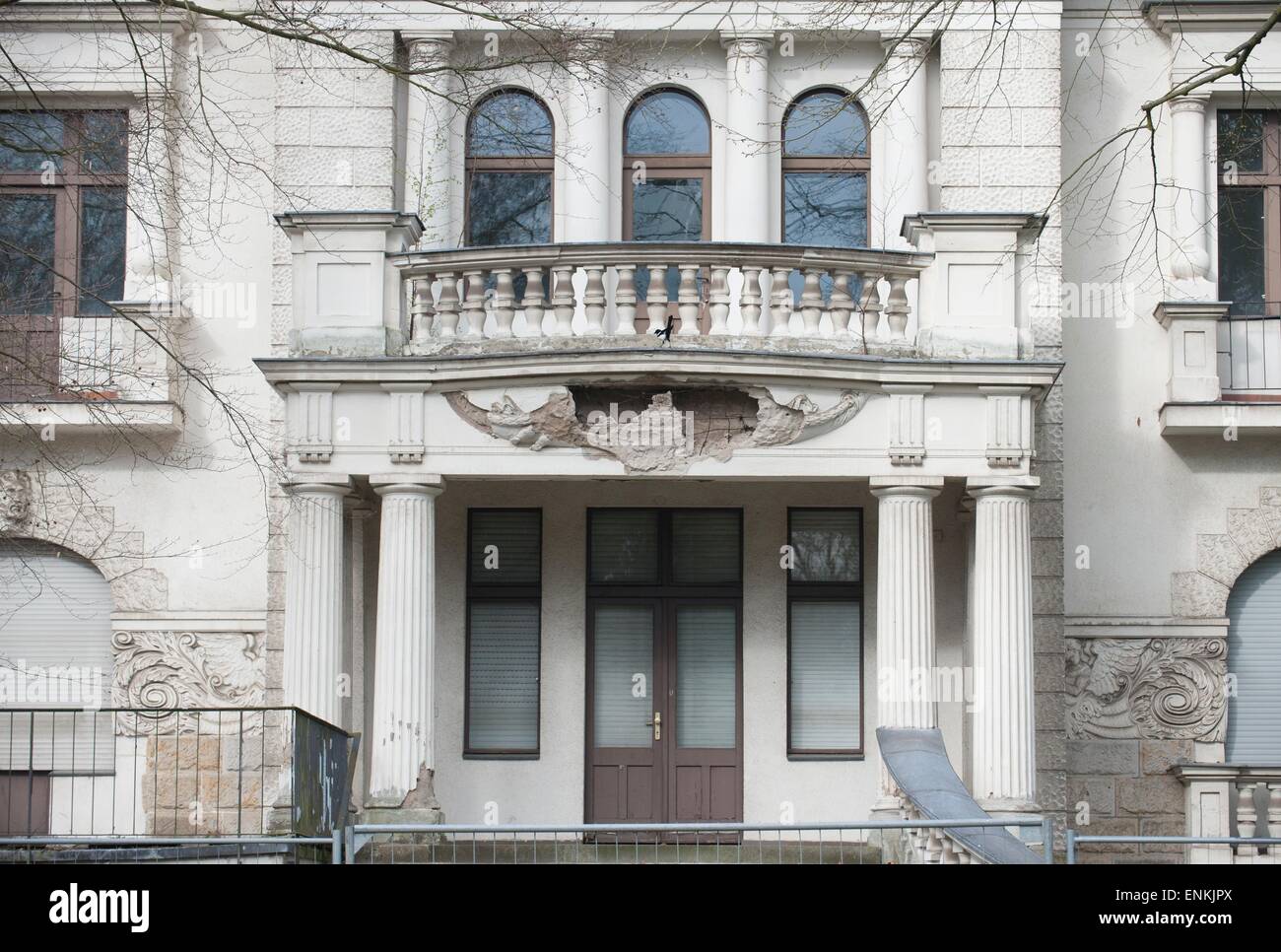 Una vista della zona di ingresso della Villa Cala nel distretto di Berlino di Zehlendorf a Berlino, Germania, 15 aprile 2015. Il Mansion, attualmente in possesso dello Stato del Qatar, rimasto vuoto per un numero di anni ed è ora soggetto a notevoli lavori di ristrutturazione. Foto: Paolo Zinken/dpa Foto Stock