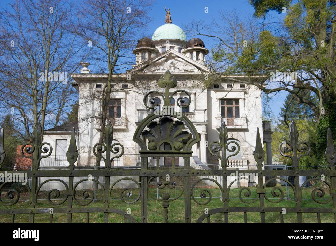 Una vista della zona di ingresso della Villa Cala nel distretto di Berlino di Zehlendorf a Berlino, Germania, 15 aprile 2015. Il Mansion, attualmente in possesso dello Stato del Qatar, rimasto vuoto per un numero di anni ed è ora soggetto a notevoli lavori di ristrutturazione. Foto: Paolo Zinken/dpa Foto Stock