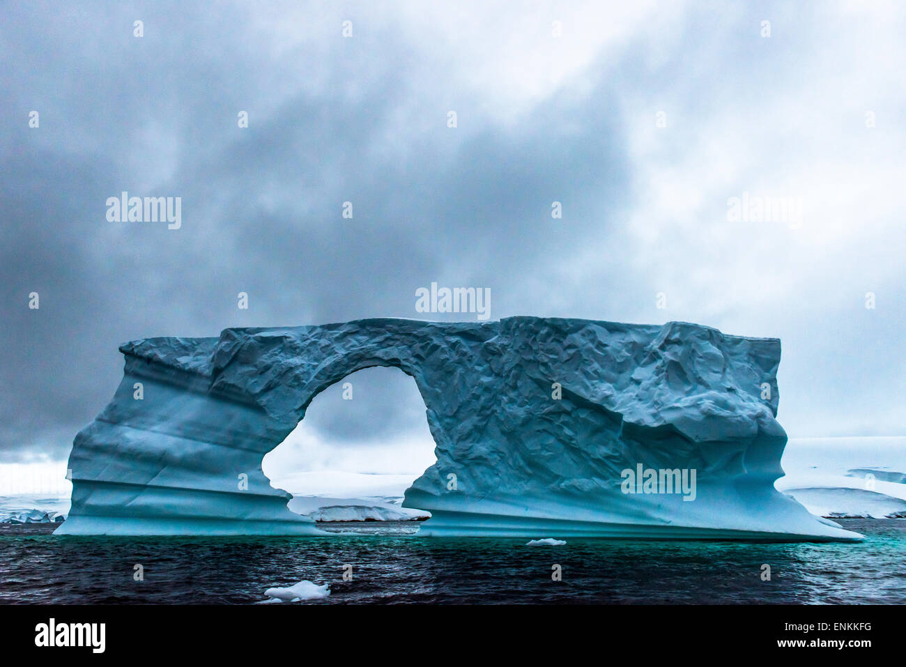 Grandi iceberg e moody sky punto portale Penisola Antartica Antartide Foto Stock