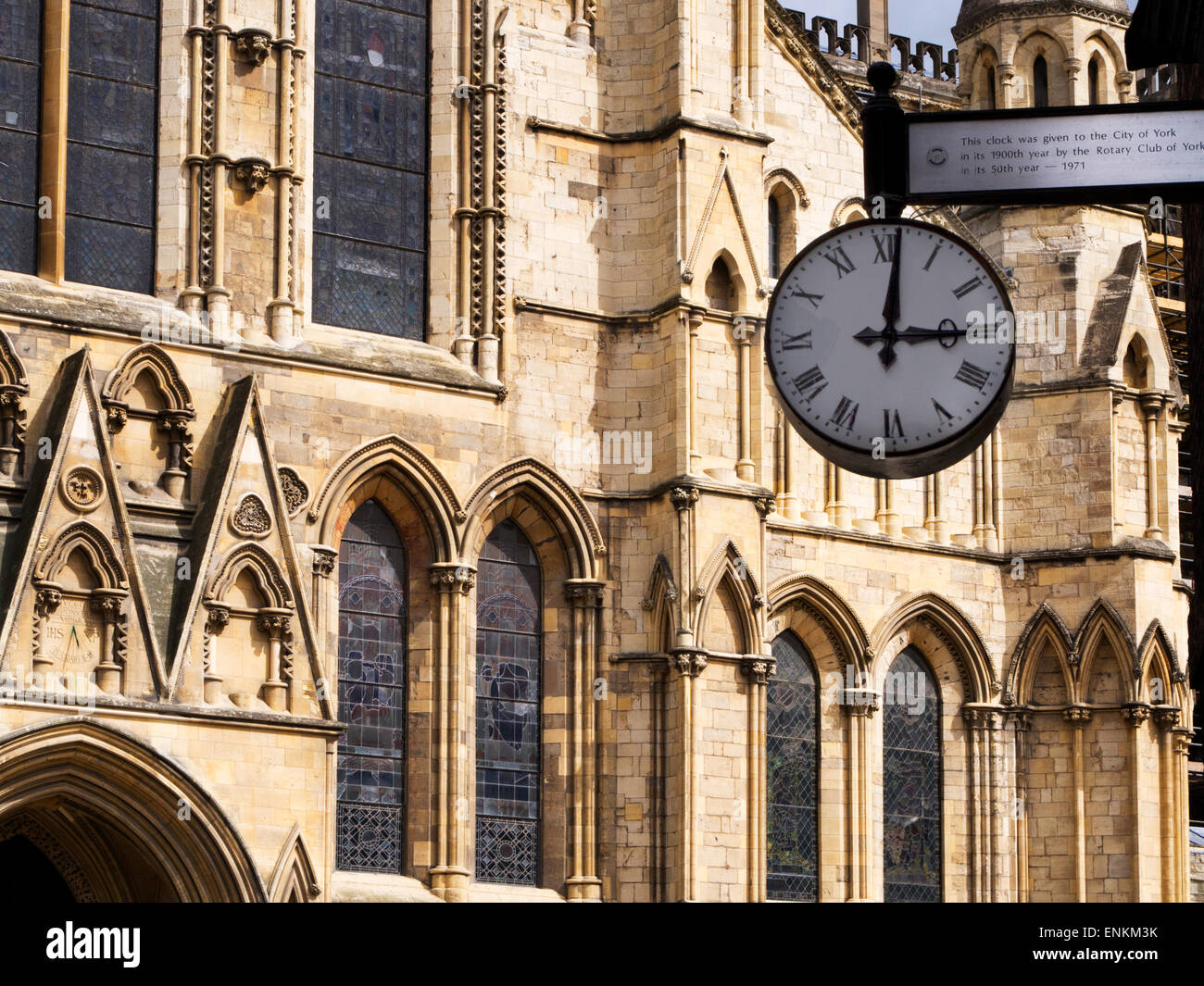 Rotary Club orologio sul Minster Gate con il Minster dietro York Yorkshire Inghilterra Foto Stock