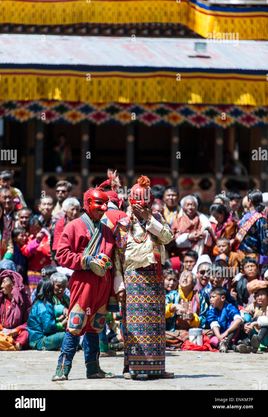 Atsara figure di eseguire a paro festival religioso del Bhutan Foto Stock