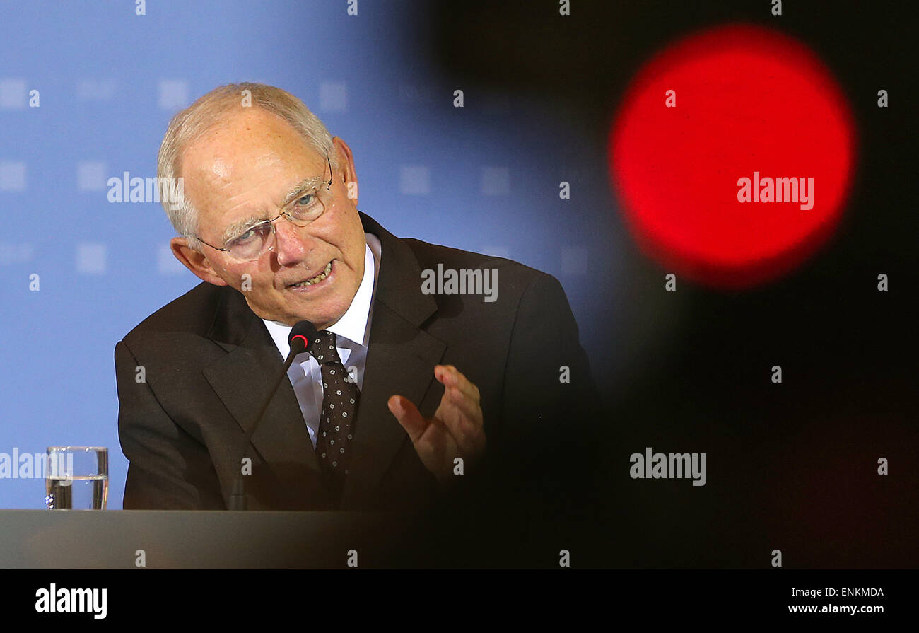 Berlino, Germania. 07 Maggio, 2015. Il Ministro delle finanze tedesco Wolfgang Schaeuble parla durante una conferenza stampa presso il ministero delle Finanze a Berlino, Germania, 07 maggio 2015. Schaeuble ha presentato la più recente stima fiscale. Foto: Wolfgang Kumm/dpa/Alamy Live News Foto Stock