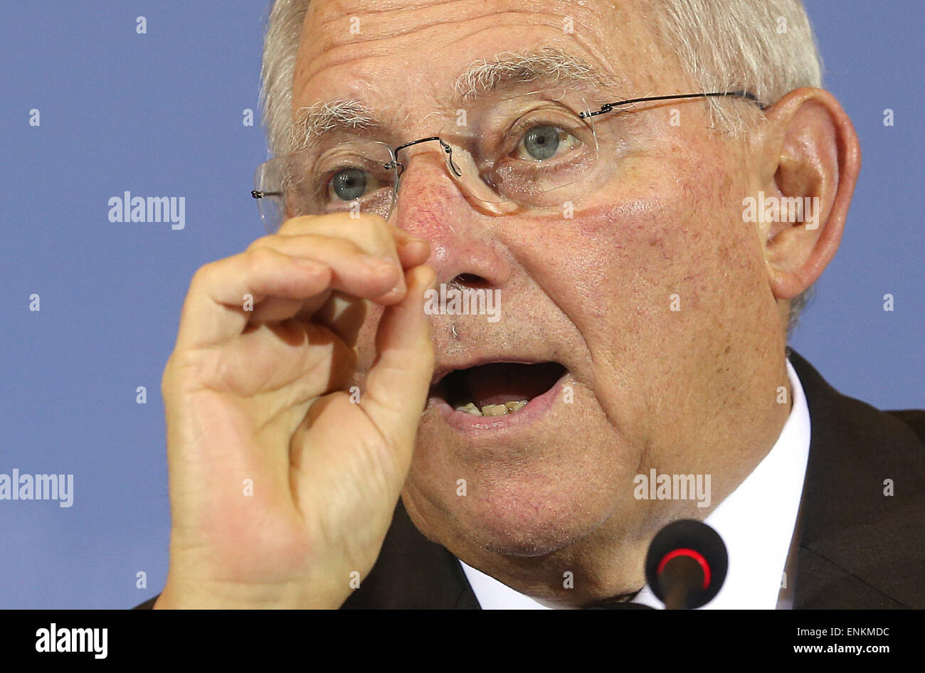 Berlino, Germania. 07 Maggio, 2015. Il Ministro delle finanze tedesco Wolfgang Schaeuble parla durante una conferenza stampa presso il ministero delle Finanze a Berlino, Germania, 07 maggio 2015. Schaeuble ha presentato la più recente stima fiscale. Foto: Wolfgang Kumm/dpa/Alamy Live News Foto Stock