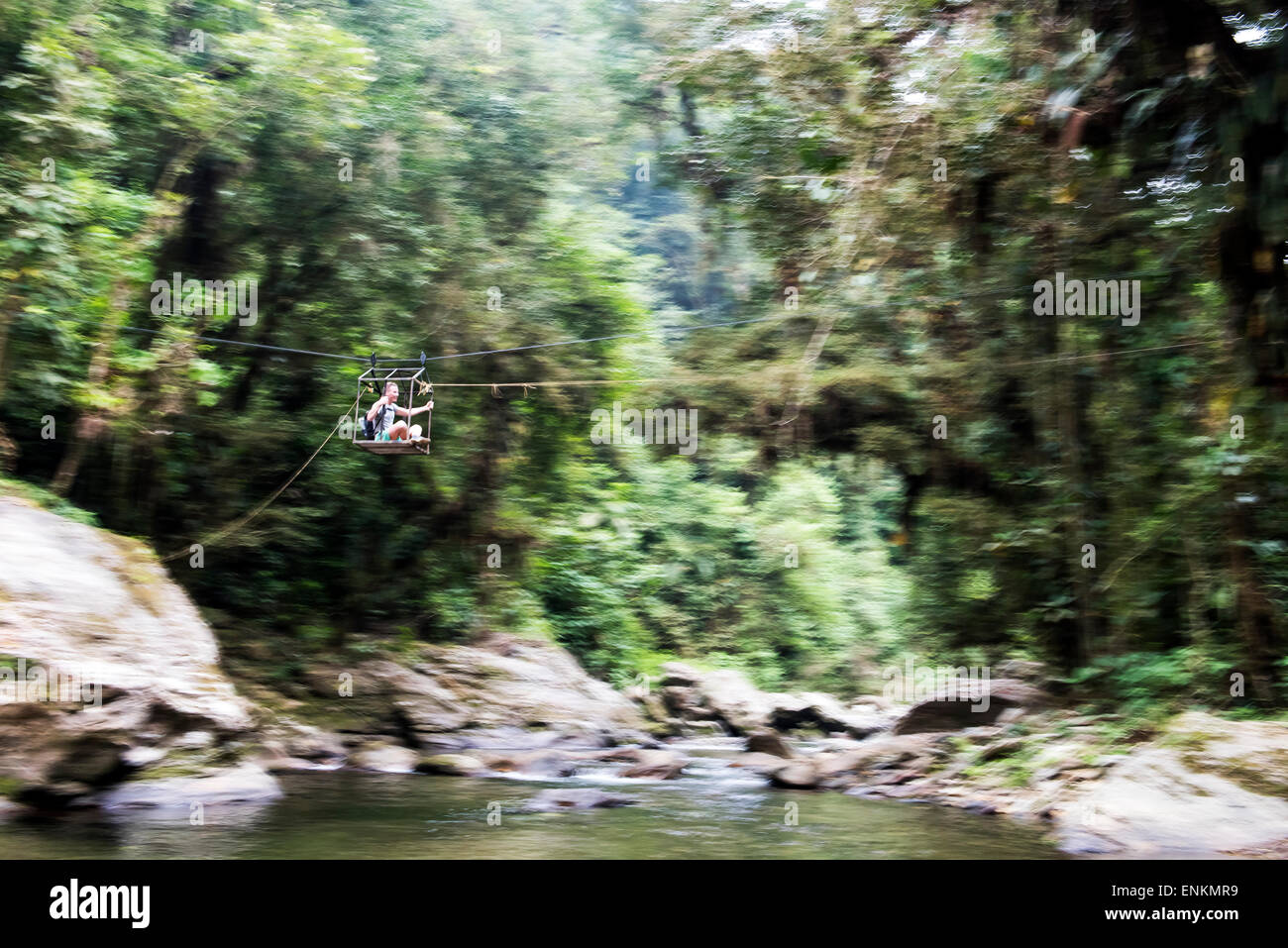 Tourist attraversando un ponte su un uomo sistema sollevamento Città Perduta (Ciudad Perdida) trek Sierra Nevada di Santa Marta Foto Stock