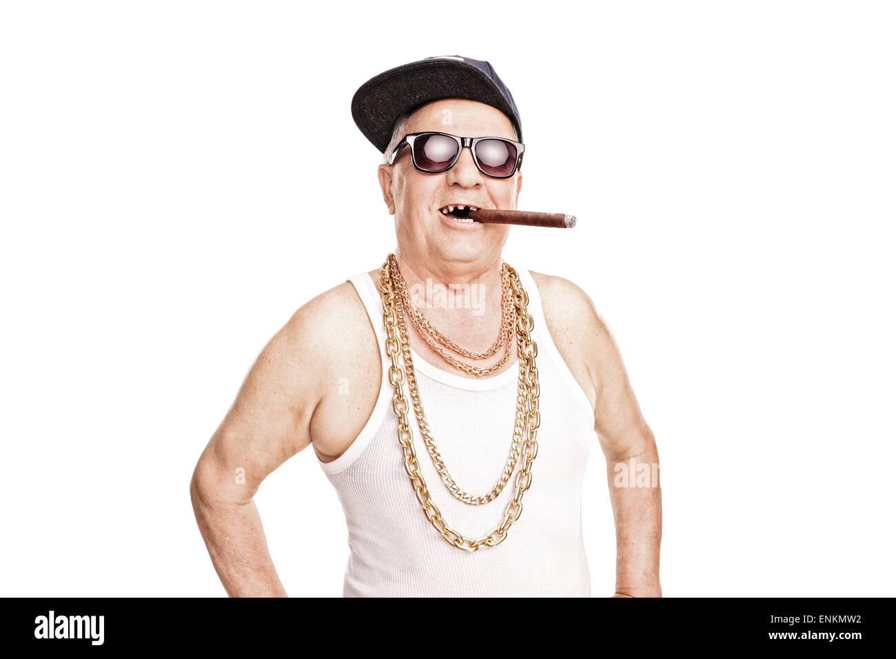 Senior priva di denti con un hip-hop cappello e una catena d'oro intorno al suo collo di fumare un sigaro isolati su sfondo bianco Foto Stock