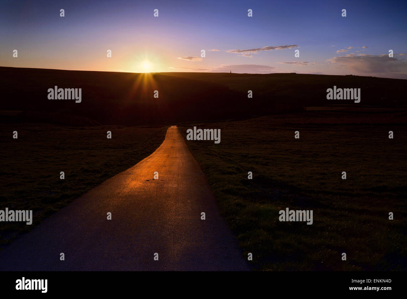 Strada che si allunga al tramonto sull'orizzonte Foto Stock