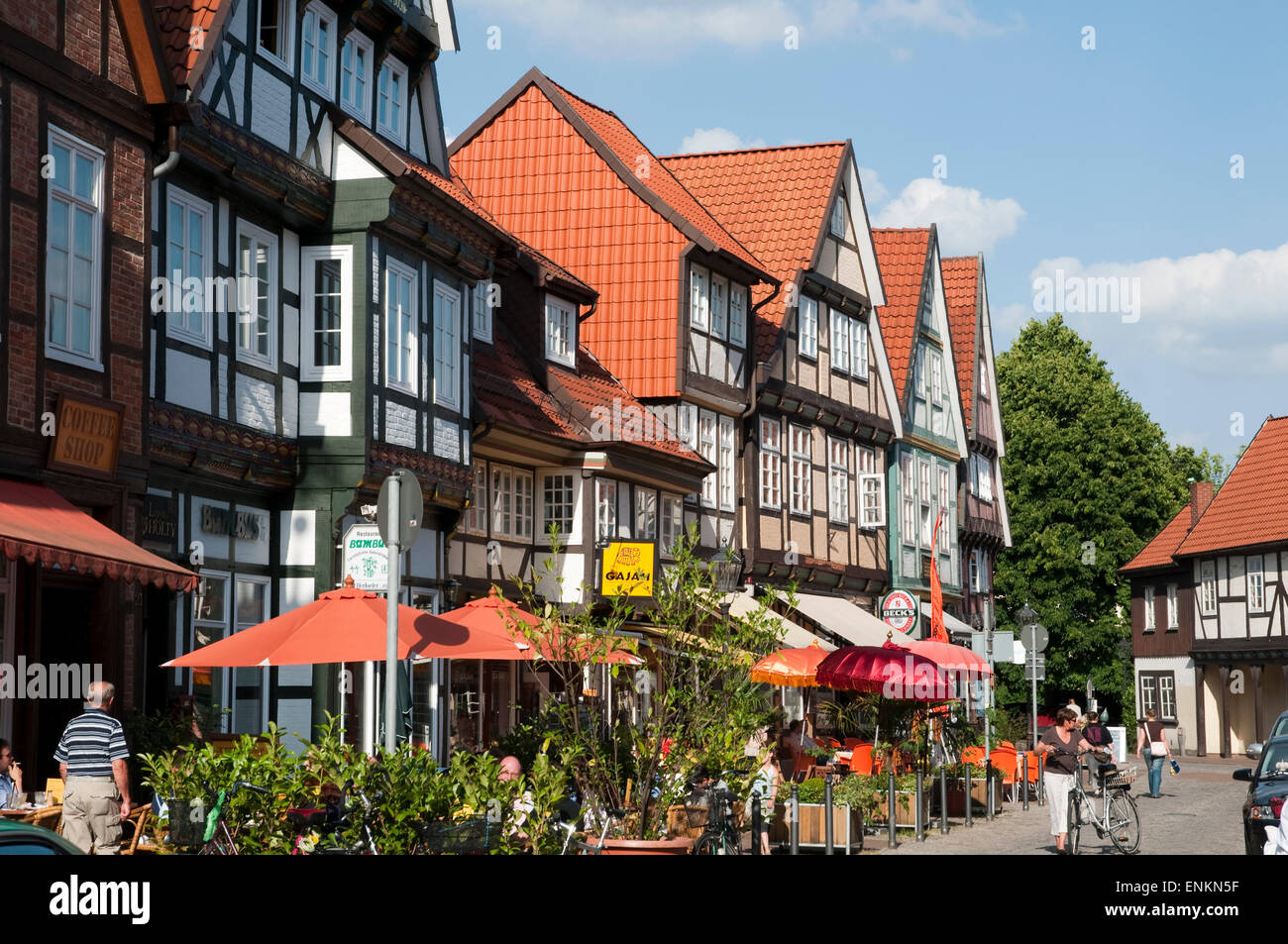 Le case con la struttura in legno, cafe, città vecchia, Celle, Bassa Sassonia, Germania Foto Stock