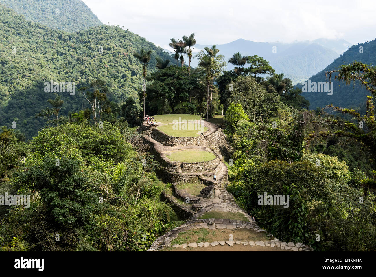 I turisti in appoggio dalla zona centrale della città perduta (Ciudad Perdida) Sierra Nevada di Santa Marta Colombia Foto Stock