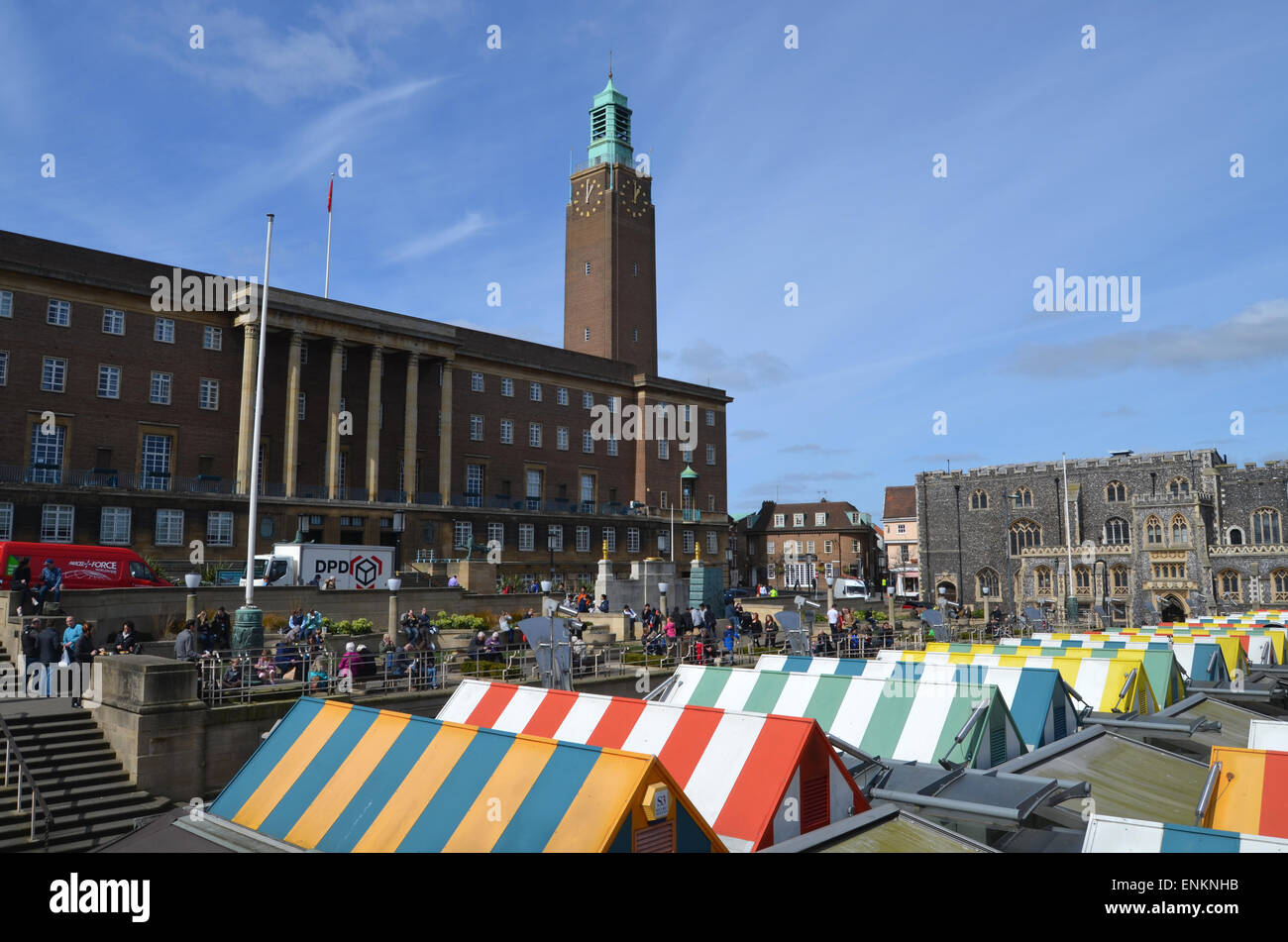 Norwich mercato coperto, Municipio in background. Aprile 2015 Foto Stock