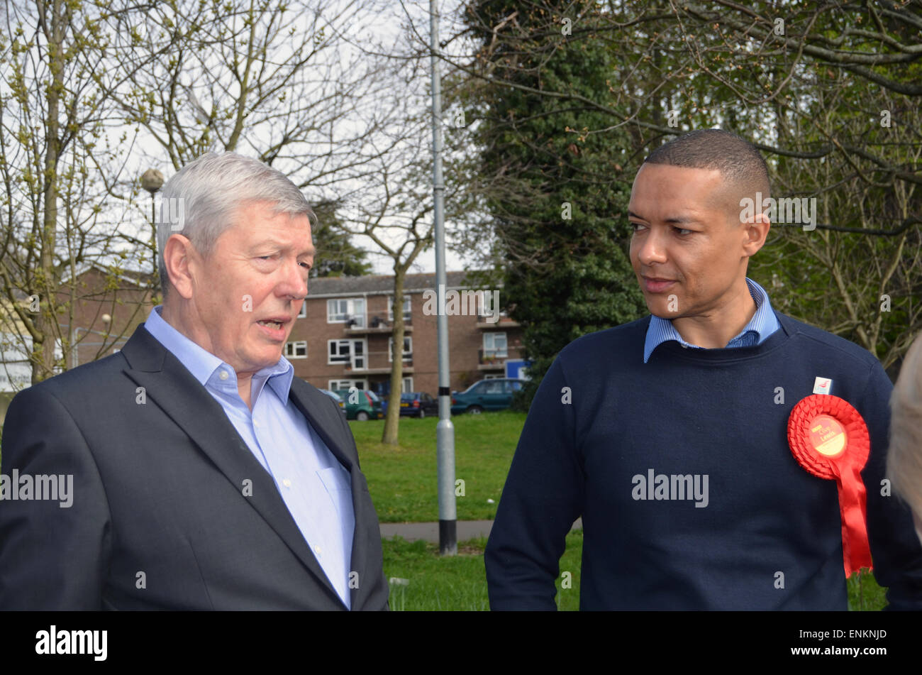 Elezioni generali 2015 -Alan Johnson a domicilio con il Sud di Norwich candidato del lavoro Clive Lewis, Aprile 2015 Foto Stock