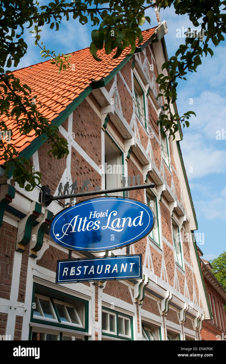 Hotel Altes Land, Fachwerkhaus, Jork, Altes Land, Niedersachsen, Deutschland | hotel, struttura di legno house village center, Jork Foto Stock