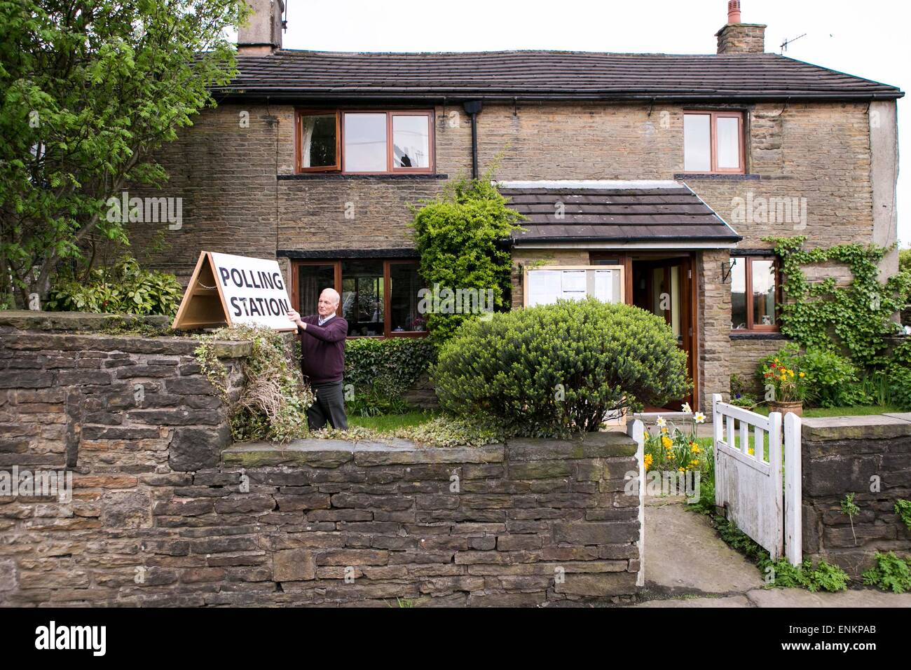 Pietro e Christine Hodgkinson's house su Rooley Moor Road , Lanehead , Rochdale è stata trasformata in una stazione di polling Foto Stock