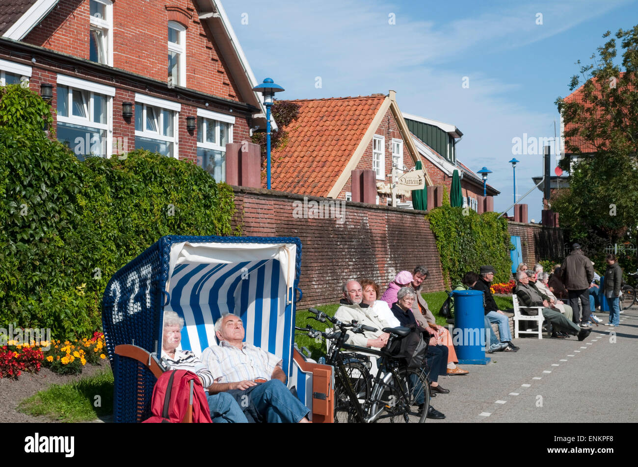 Strandkorb, Hafen, Neuharlingersiel, Ostfriesland, Niedersachsen, Deutschland | Porto, Neuharlingersiel, Ostfriesland, inferiore Foto Stock