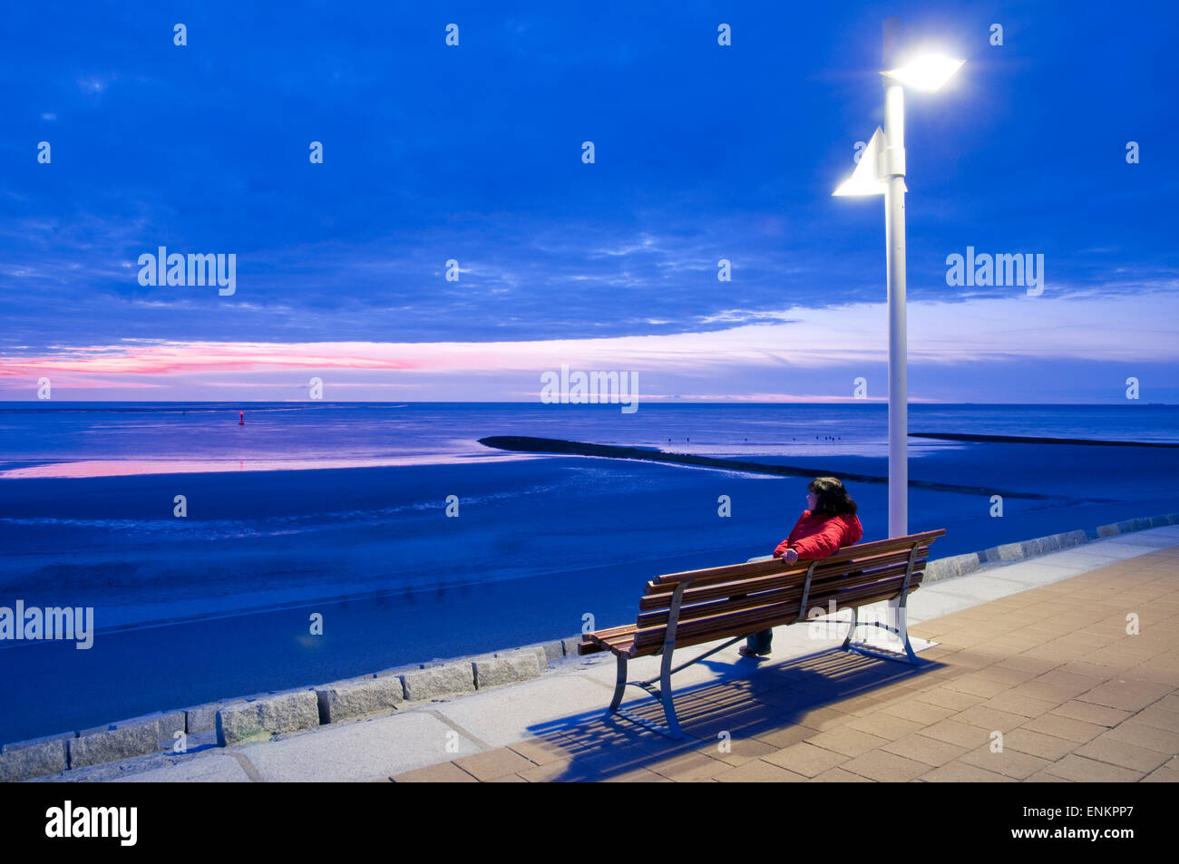 Esplanade, mare, panca, duskNorderney, isola del Mare del Nord, Ostfriesland, Bassa Sassonia, Germania Foto Stock