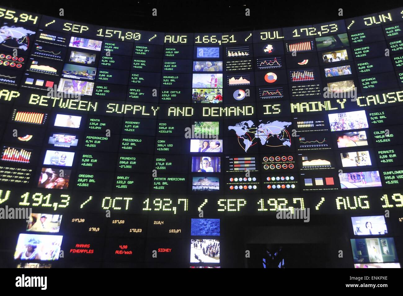 Milano (Italia), esposizione mondiale EXPO 2015, il padiglione 'zero', simulazione di borsa Foto Stock