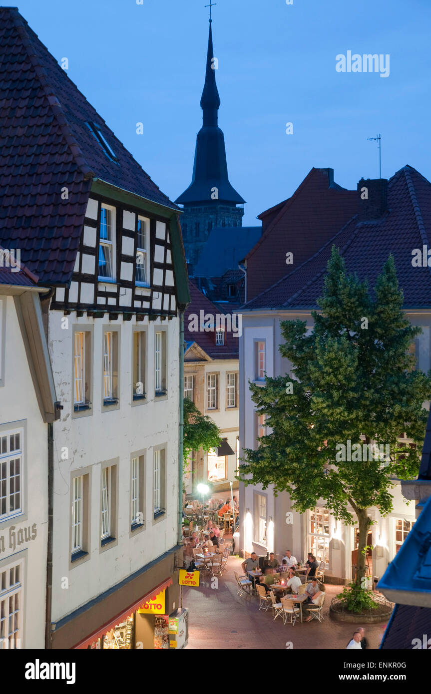 Ristorante vicino Heger gate, crepuscolo, città vecchia, Osnabrueck, Bassa Sassonia, Germania Foto Stock