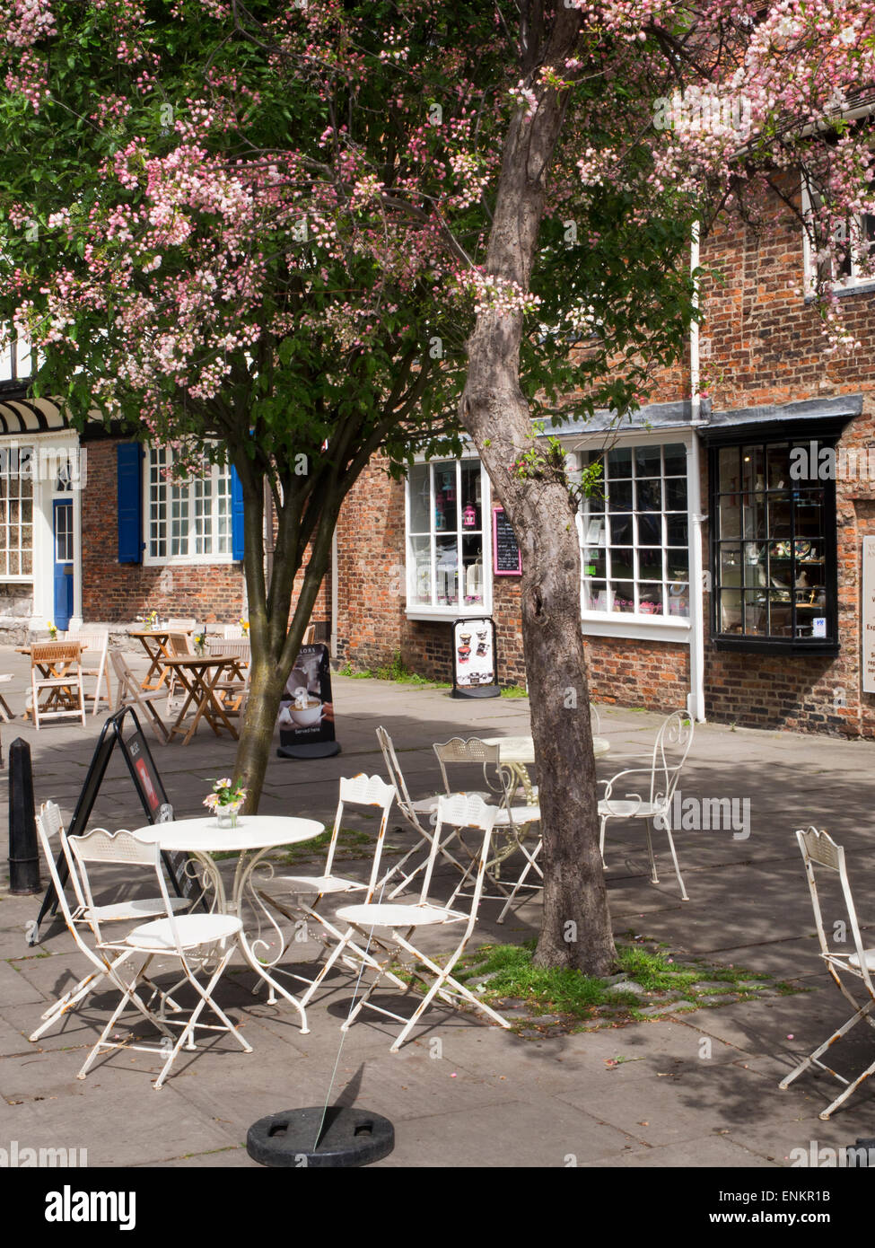 I tavoli fuori un Cafe su College Street in primavera York Yorkshire Inghilterra Foto Stock