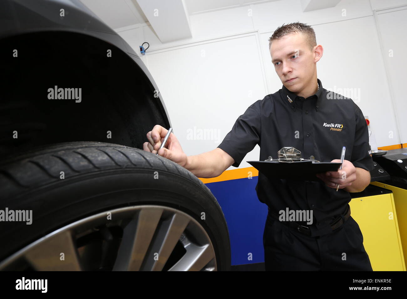 Un Kwik Fit di misurazione meccanico di un battistrada di pneumatici. Foto di James Boardman Foto Stock
