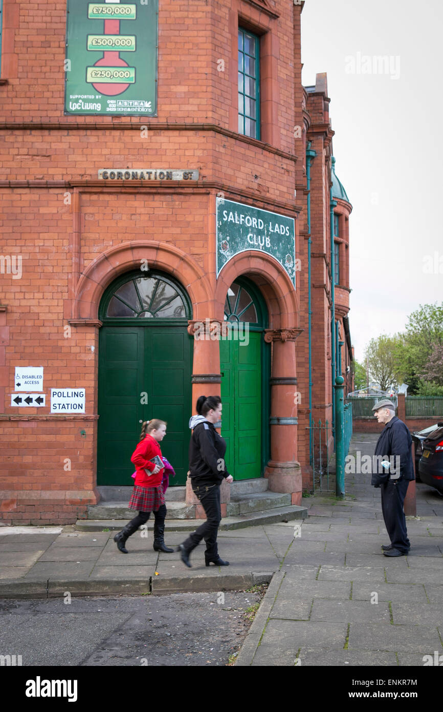 Salford Lads Club essendo utilizzato come stazione di polling durante il 2015 elezioni generali Foto Stock