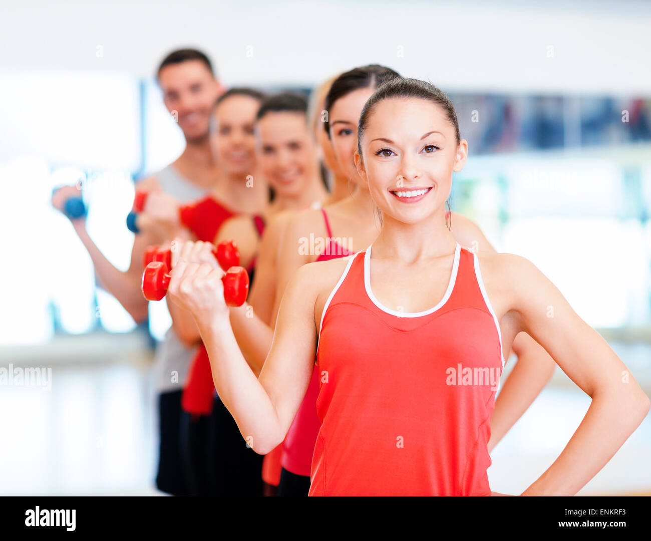 Gruppo di popolo sorridente con manubri in palestra Foto Stock Gruppo di popolo sorridente con manubri in palestra Foto Stock