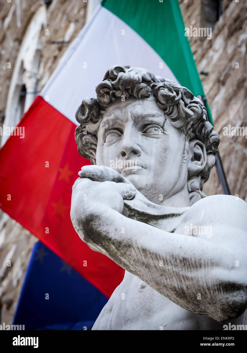 Il David di Michelangelo con la bandiera italiana sullo sfondo,Firenze, Toscana, Italia. Foto Stock