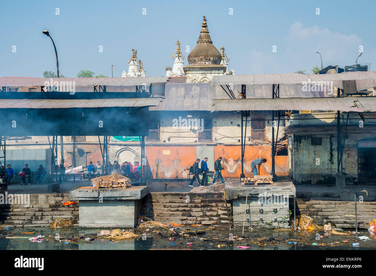 Tempio di Pashupatinath a Kathmandu, di cremazione ghats sulle rive del fiume Bagmati. Foto Stock
