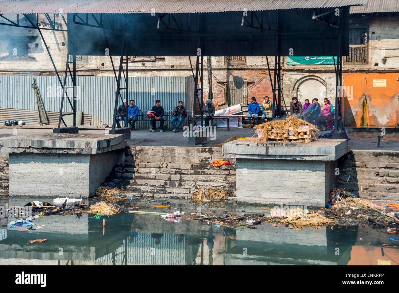 Tempio di Pashupatinath a Kathmandu, di cremazione ghats sulle rive del fiume Bagmati. Foto Stock