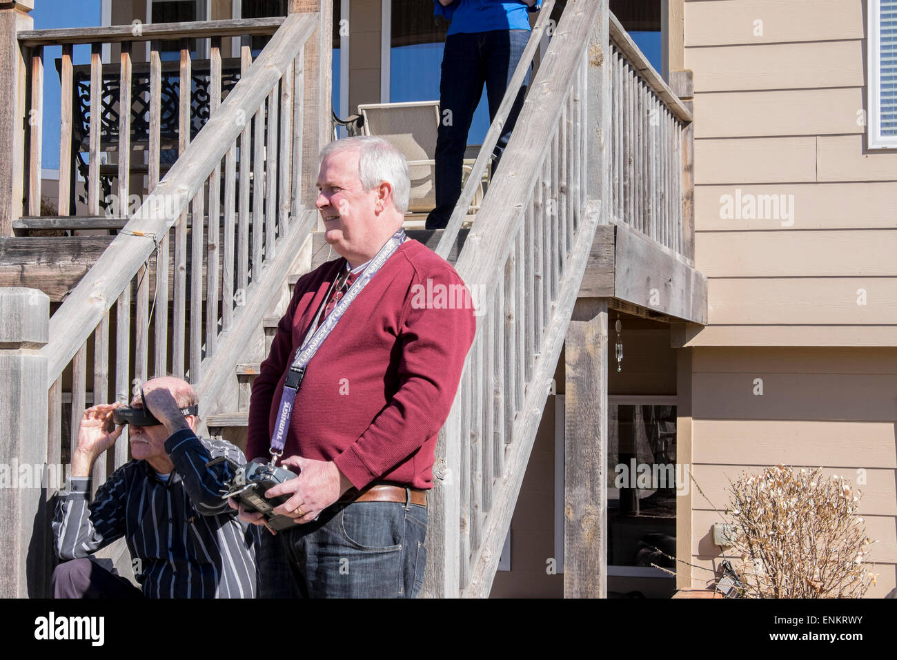 Un uomo vola il suo quadcopter, mentre un uomo anziano FatShark utilizza gli occhiali di protezione per visualizzare il volo. Wichita, Kansas, Stati Uniti d'America. Foto Stock
