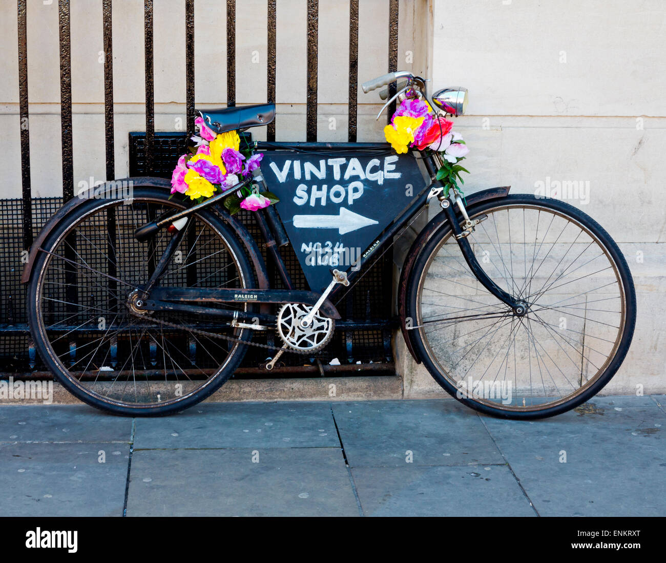 Vecchia bicicletta con segno rivolto al negozio Vintage a Newark on Trent Nottinghamshire England Regno Unito Foto Stock