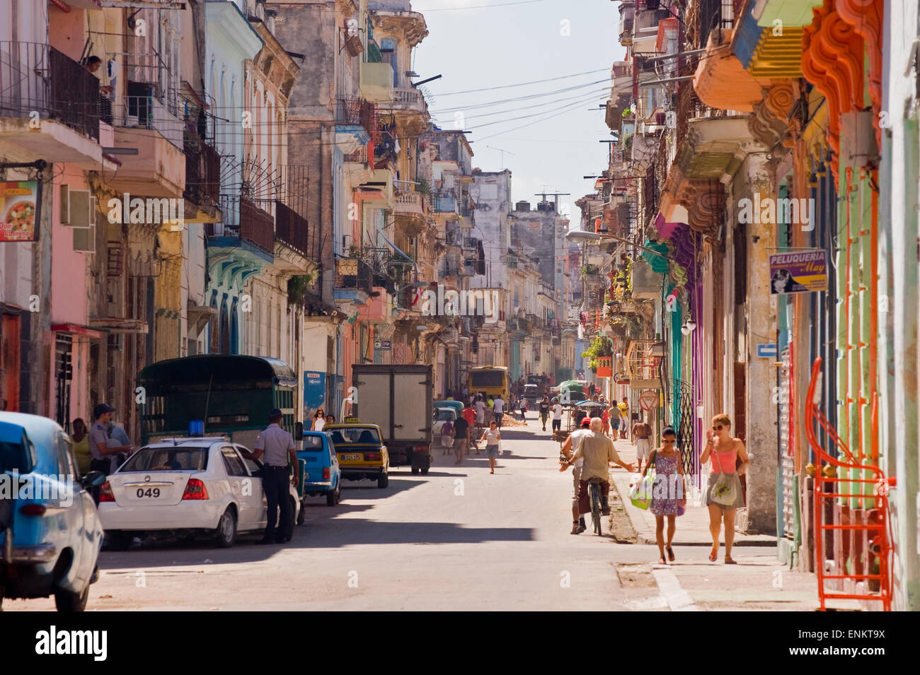 Una tipica strada a l'Avana, Cuba Foto Stock