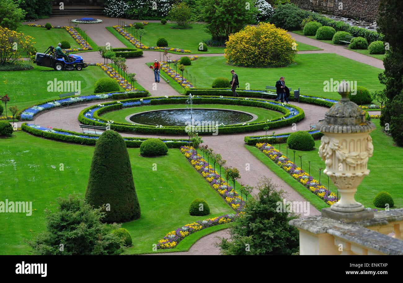 Una vista dei giardini del castello di Weesenstein, Germania 7 maggio 2015. Tutto il castello e i suoi dintorni sono stati distrutti da un alluvione del 2002. A partire dal 2008 il castello subì un 4,9 milioni di euro il restauro. Foto: Matthias Hiekel/dpa/Alamy Live News Foto Stock