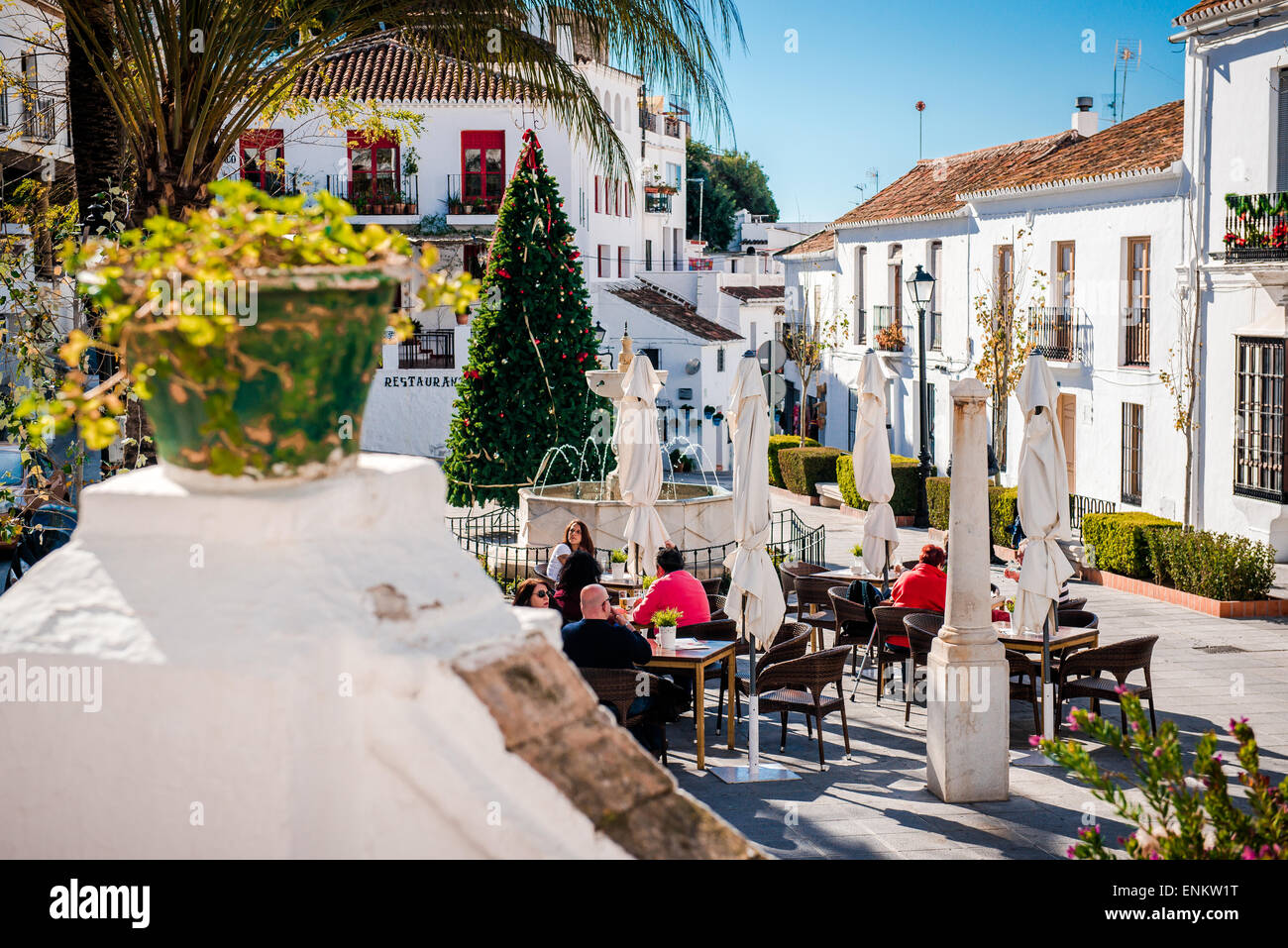 I turisti seduti in un caffè sulla strada centrale di Mijas Foto Stock