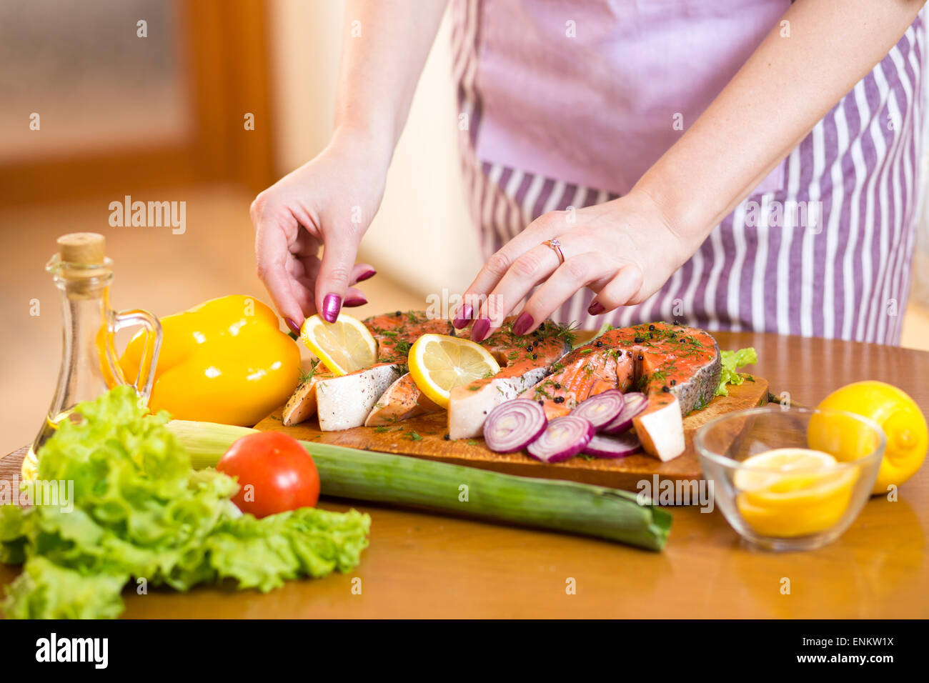 Close up cucinare il salmone pesce in cucina domestica Foto Stock