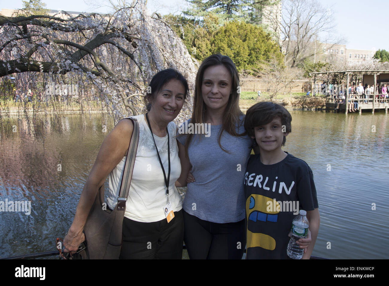 Madre con suo figlio e zia al Brooklyn Botanic Garden, Brooklyn, New York. Foto Stock