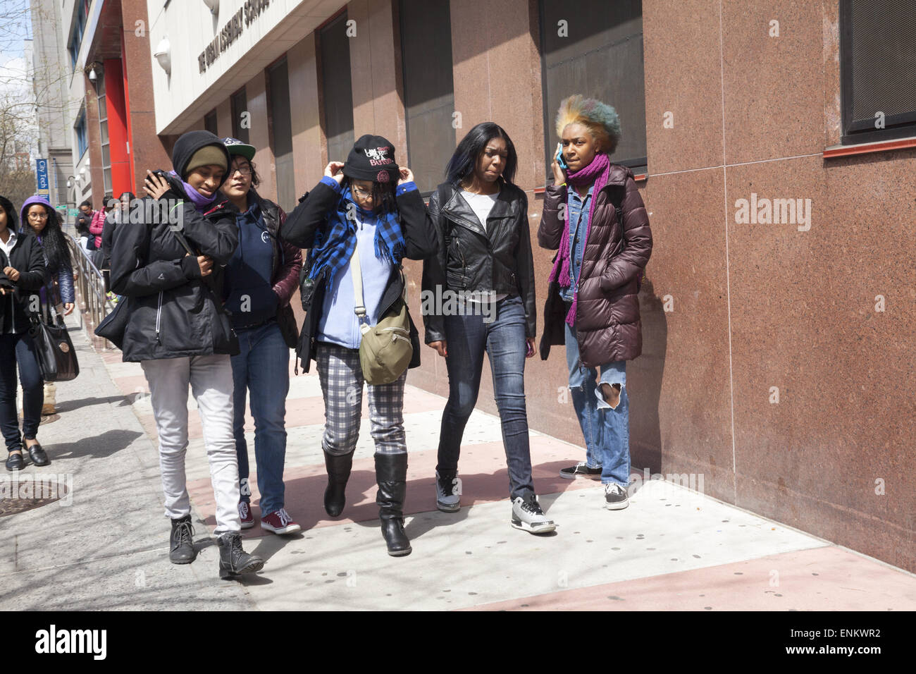 Le ragazze adolescenti a casa a piedi dopo la scuola nel centro di Brooklyn, New York. Foto Stock