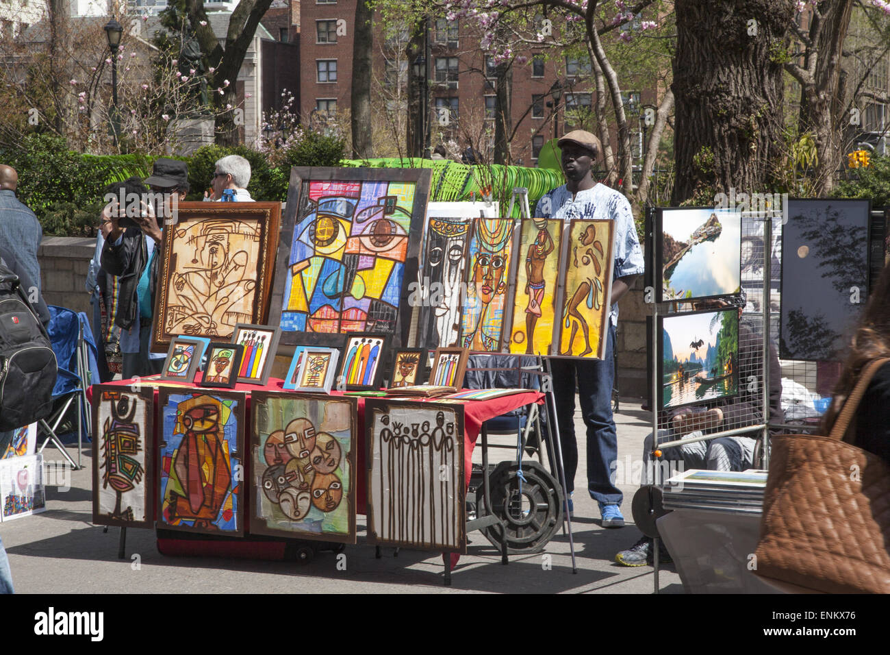 Artisti di vendere le loro opere presso il settimanale mercato dell arte lungo la Union Square a Manhattan NYC. Foto Stock