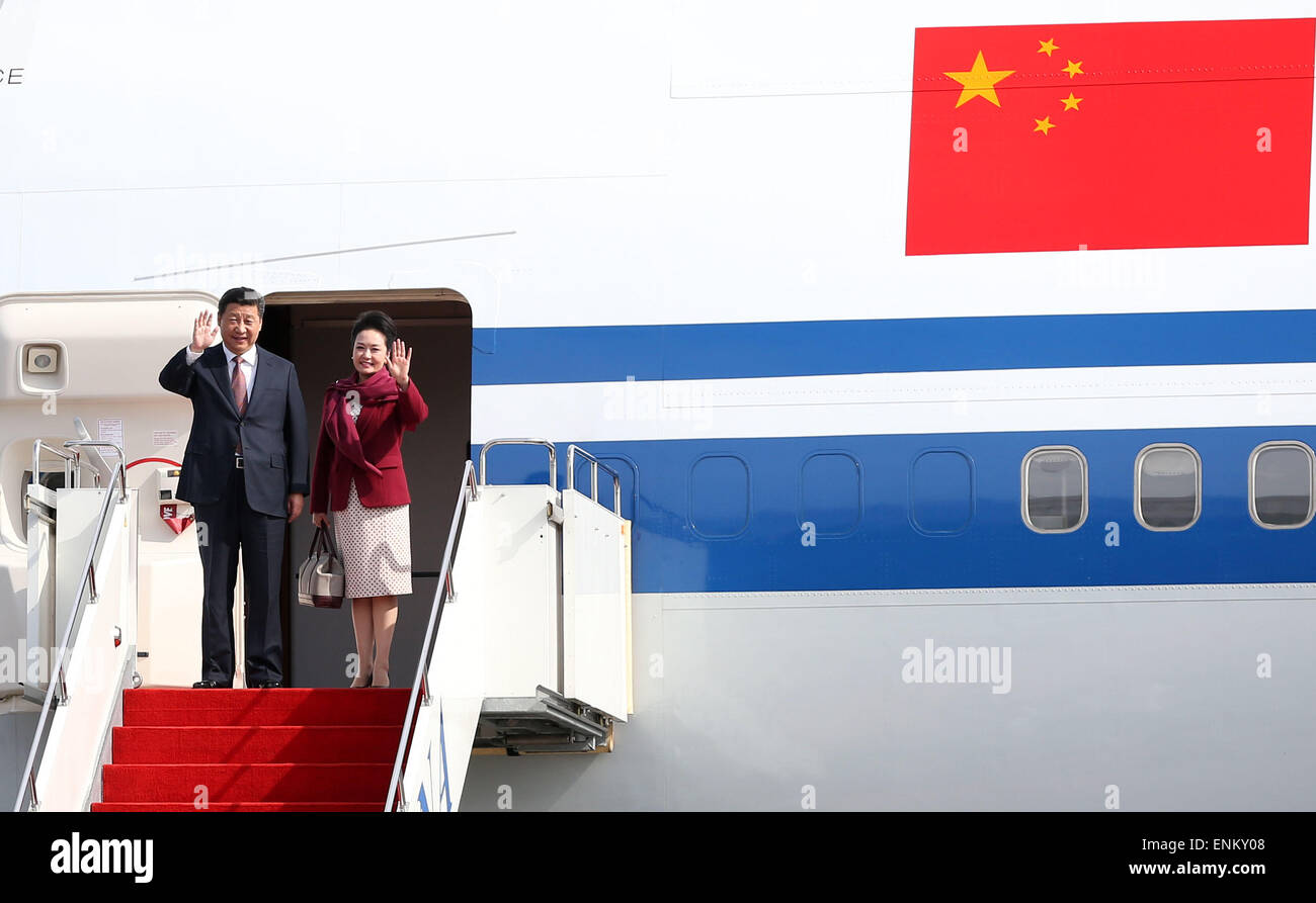 Ad Astana. Il 7 maggio, 2015. Il presidente cinese Xi Jinping (L) e sua moglie Peng Liyuan arrivare ad Astana per una visita in Kazakhstan il 7 maggio, 2015. Credito: Pang Xinglei/Xinhua/Alamy Live News Foto Stock