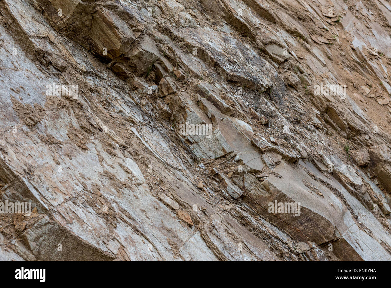 Formazione di roccia. geologia. strati di pietra grigia e la sporcizia sagomato in linee diagonali. Foto Stock