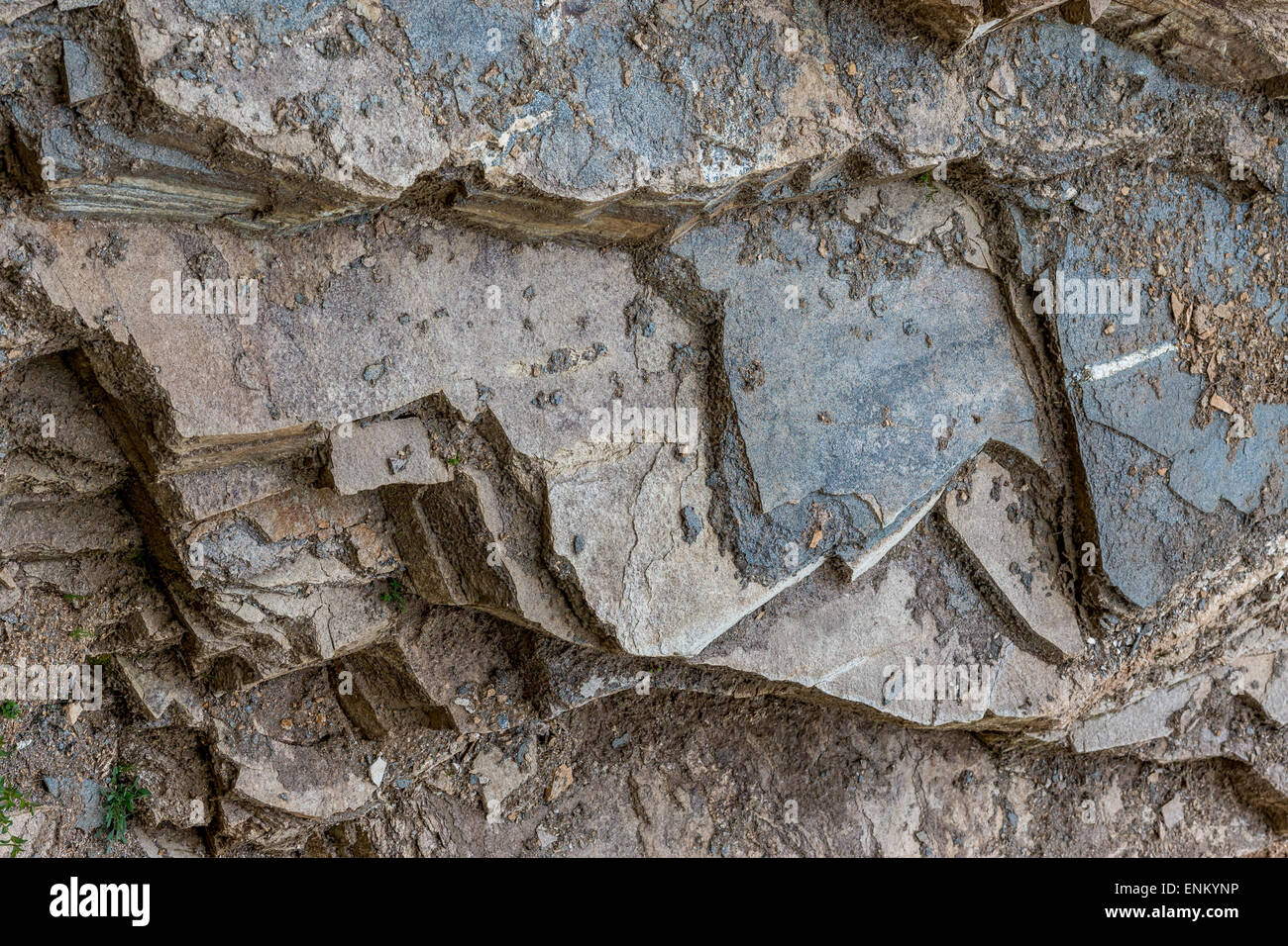 Formazione di roccia. geologia. strati di pietra grigia e la sporcizia scoprendo forme interessanti. Foto Stock
