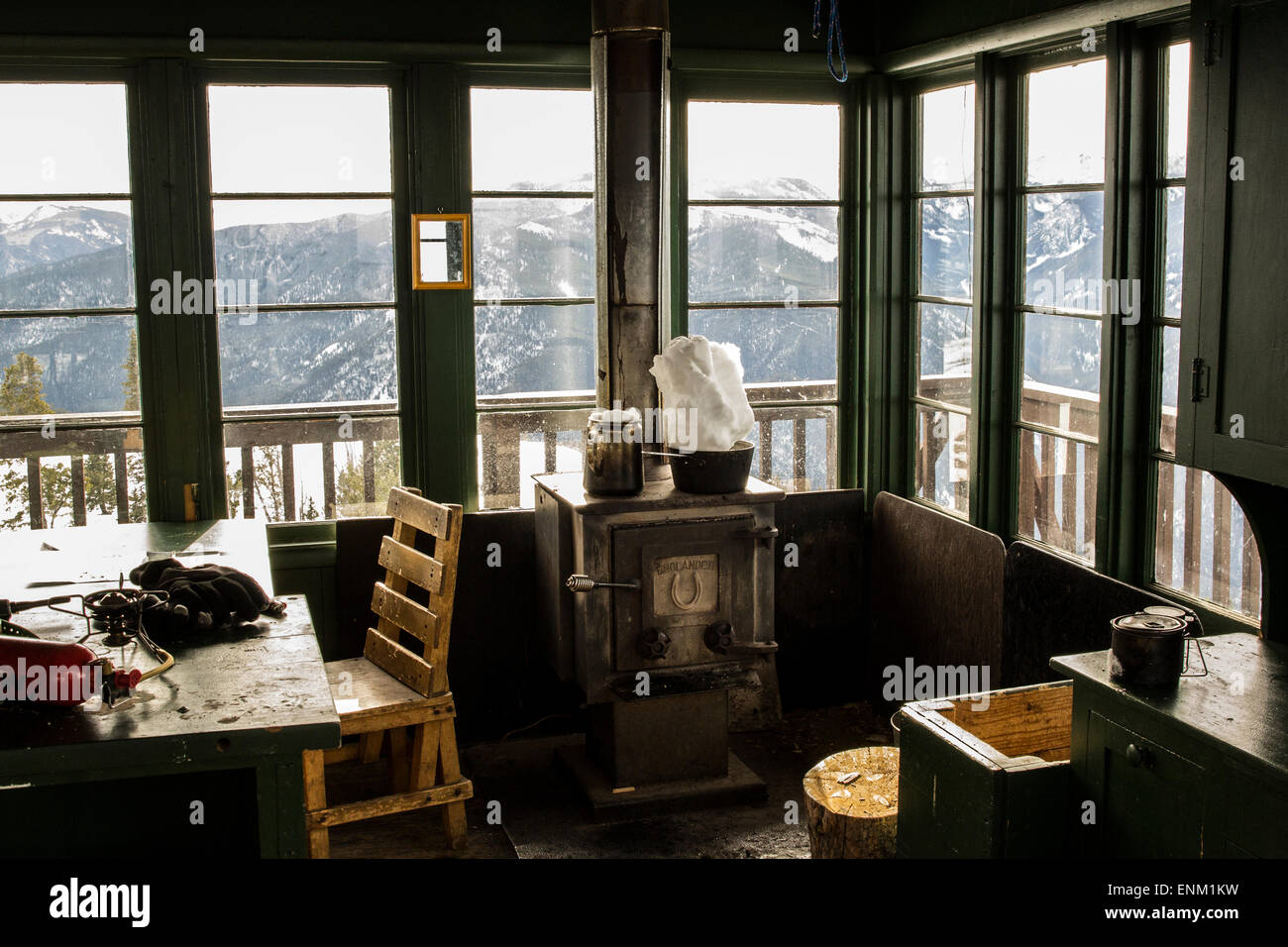 All'interno di una torretta di avvistamento incendi in inverno, guardando fuori nelle Montagne Rocciose del Montana. Foto Stock