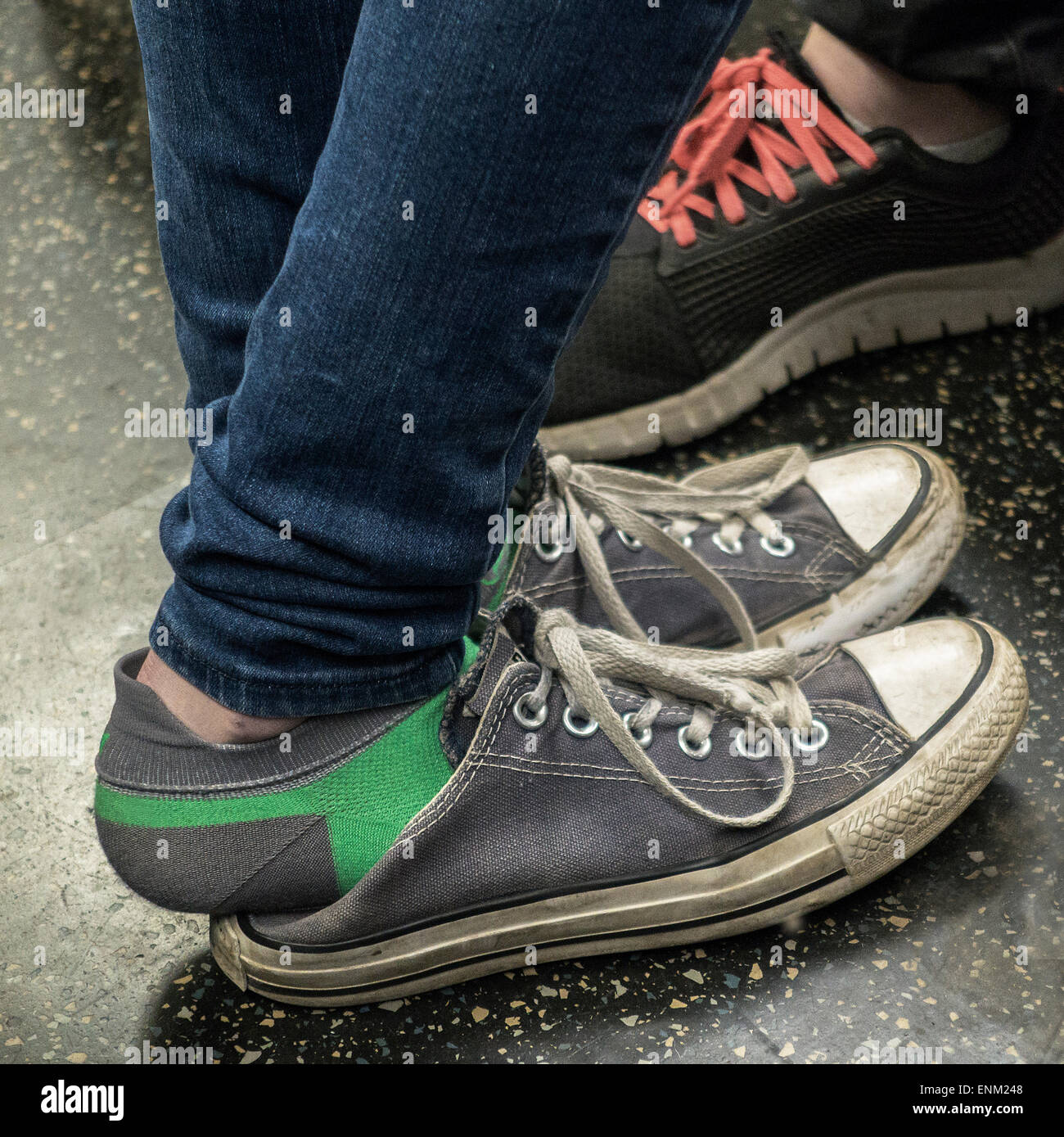 Gli adolescenti in prossimità di ogni altro indossando sneakers Foto Stock