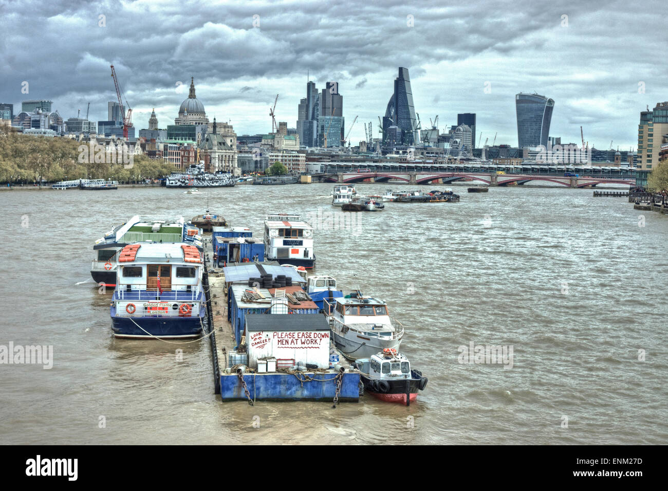 Il fiume Tamigi skyline della città di Londra Foto Stock