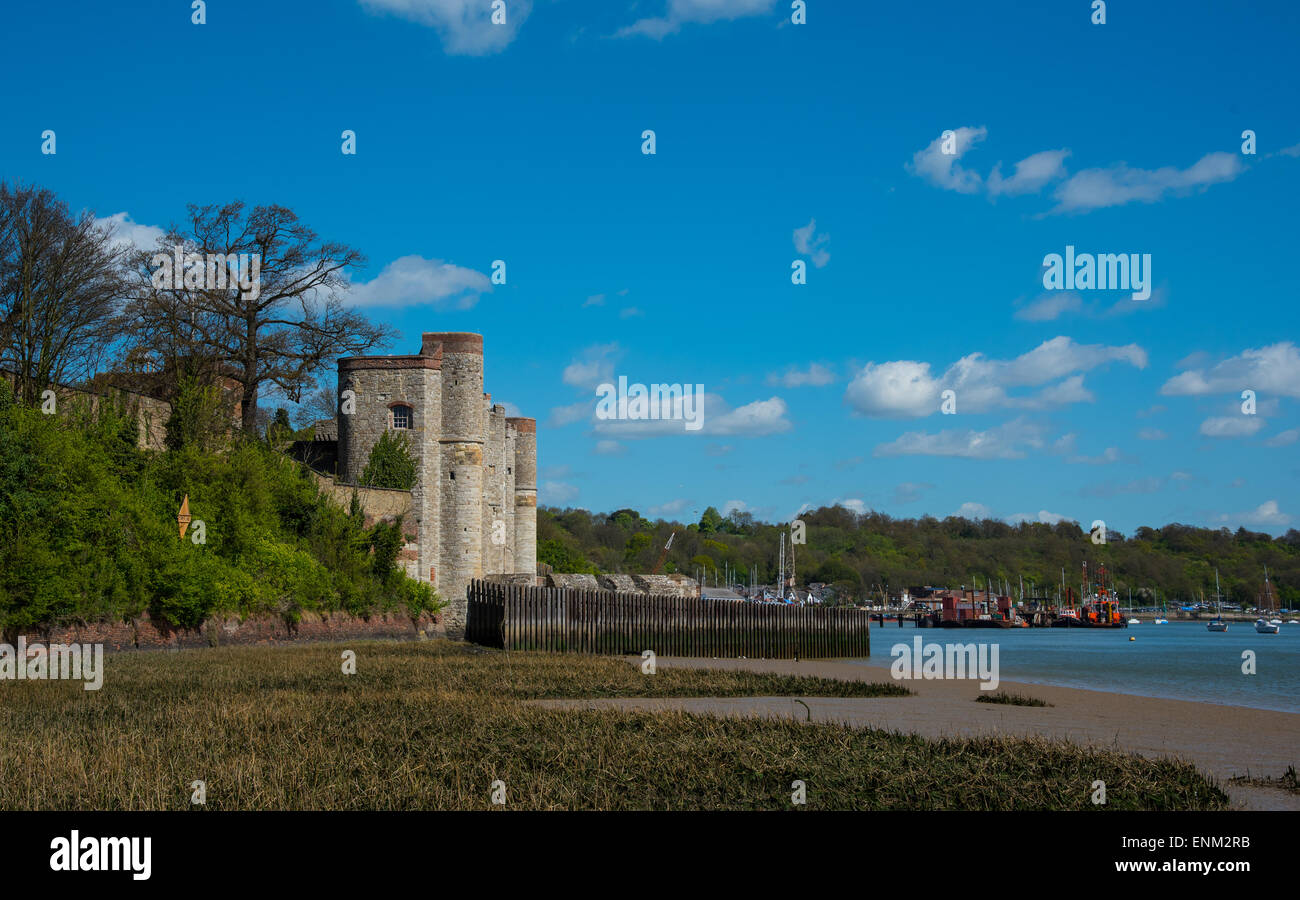 Il castello di Upnor Kent England Regno Unito e il fiume Medway Foto Stock