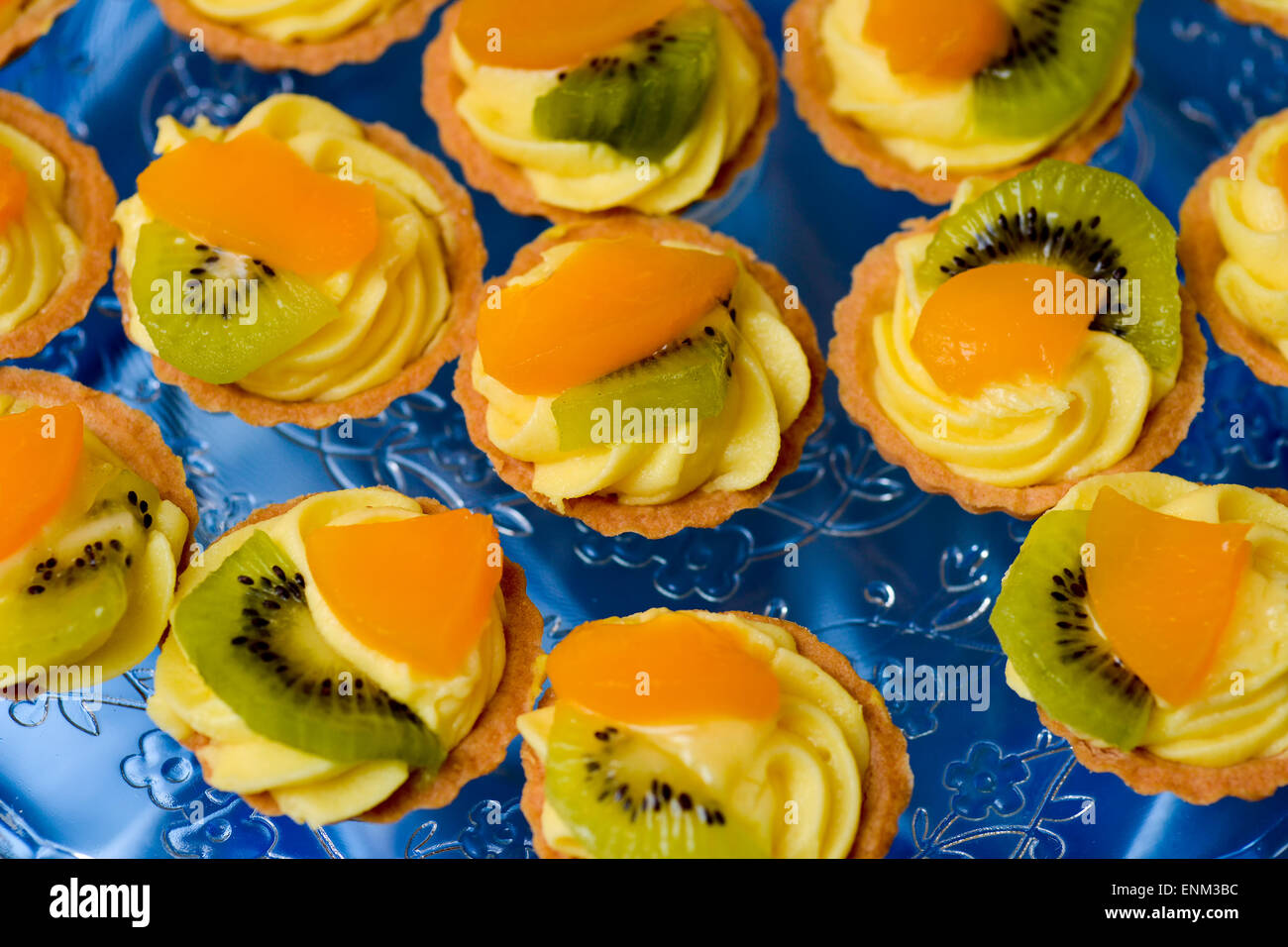 Delizioso mini crostata con kiwi e arance fette Foto Stock