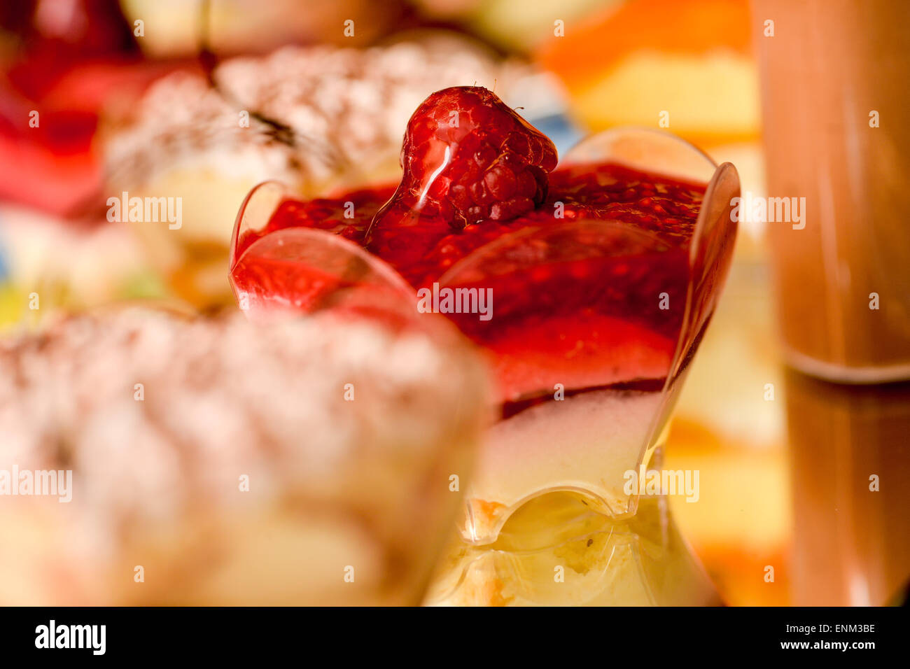 Mousse di lamponi con crema alla vaniglia Foto Stock