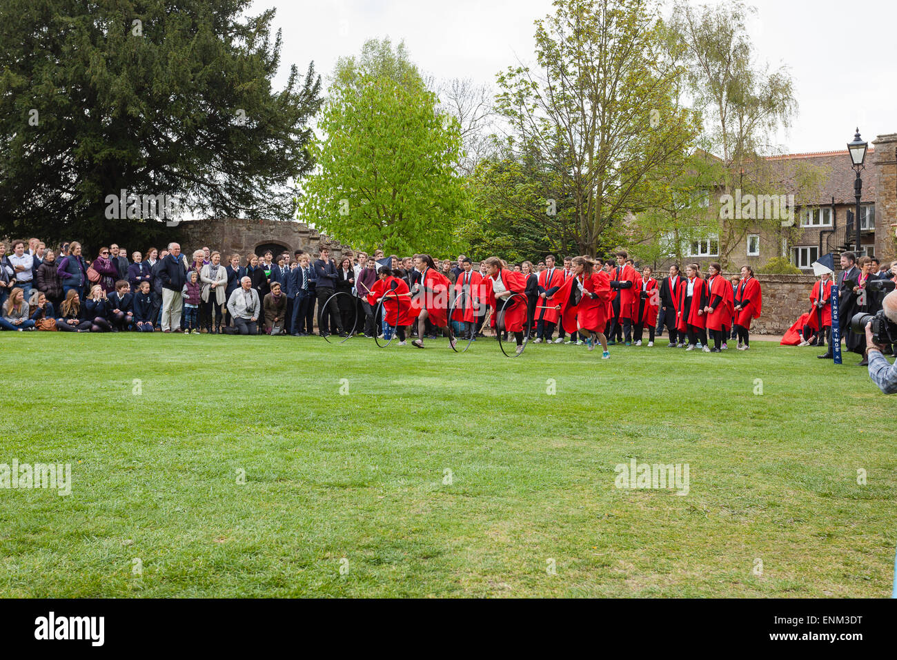 The Ely Hoop Trundle. Una gara tra quattro studiosi del re Scuola Ely tenuti ogni anno nella motivazione della Cattedrale di Ely Foto Stock