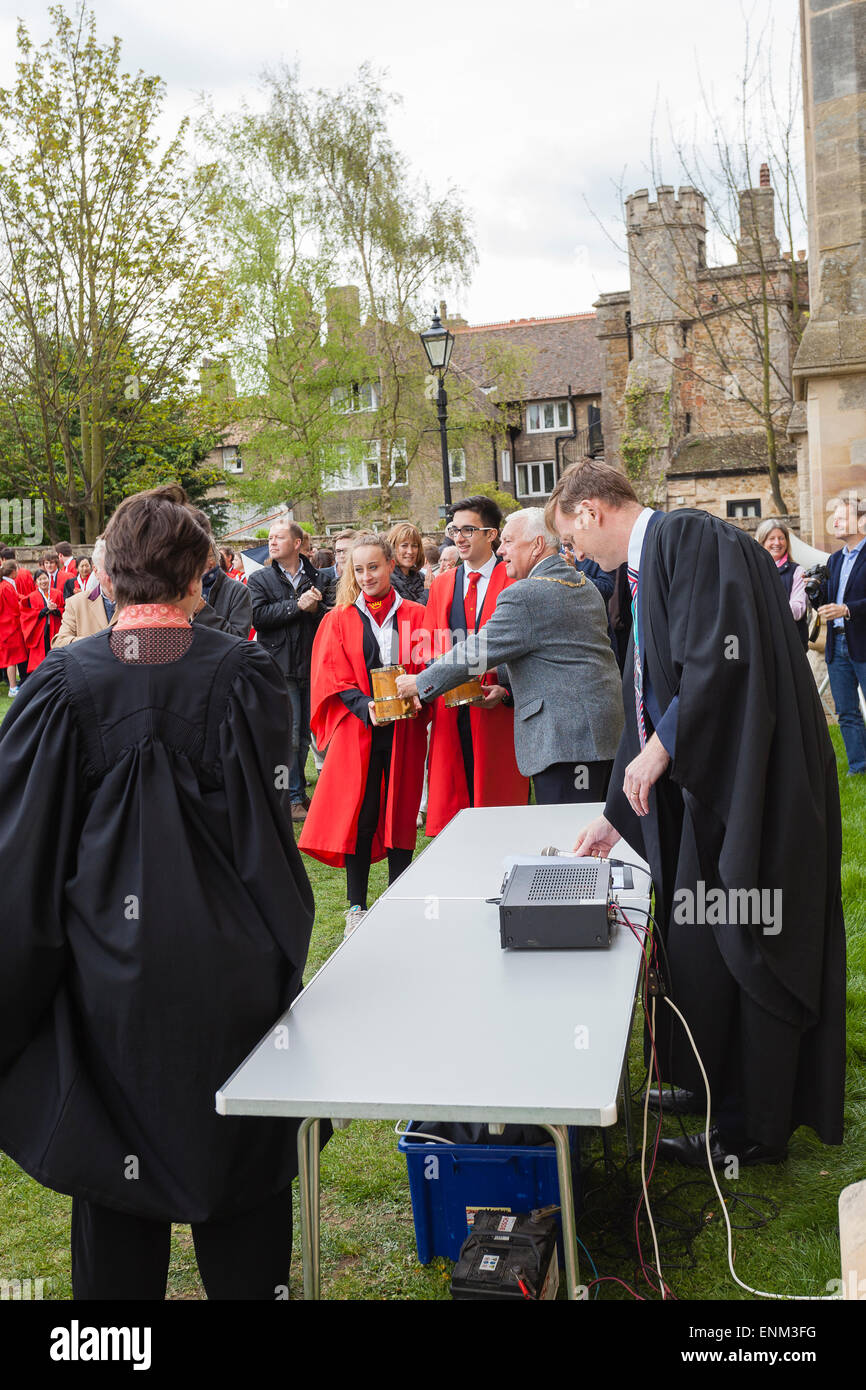 The Ely Hoop Trundle. Una gara tra quattro studiosi del re Scuola Ely tenuti ogni anno nella motivazione della Cattedrale di Ely Foto Stock