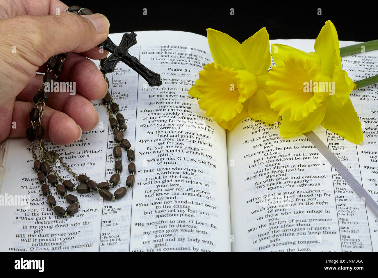 Uomo con vintage rosario con crocifisso con la Bibbia e fiori Foto Stock