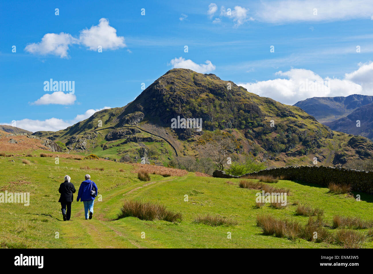 Due escursionisti in Rannerdale, Parco Nazionale del Distretto dei Laghi, Cumbria, England Regno Unito Foto Stock