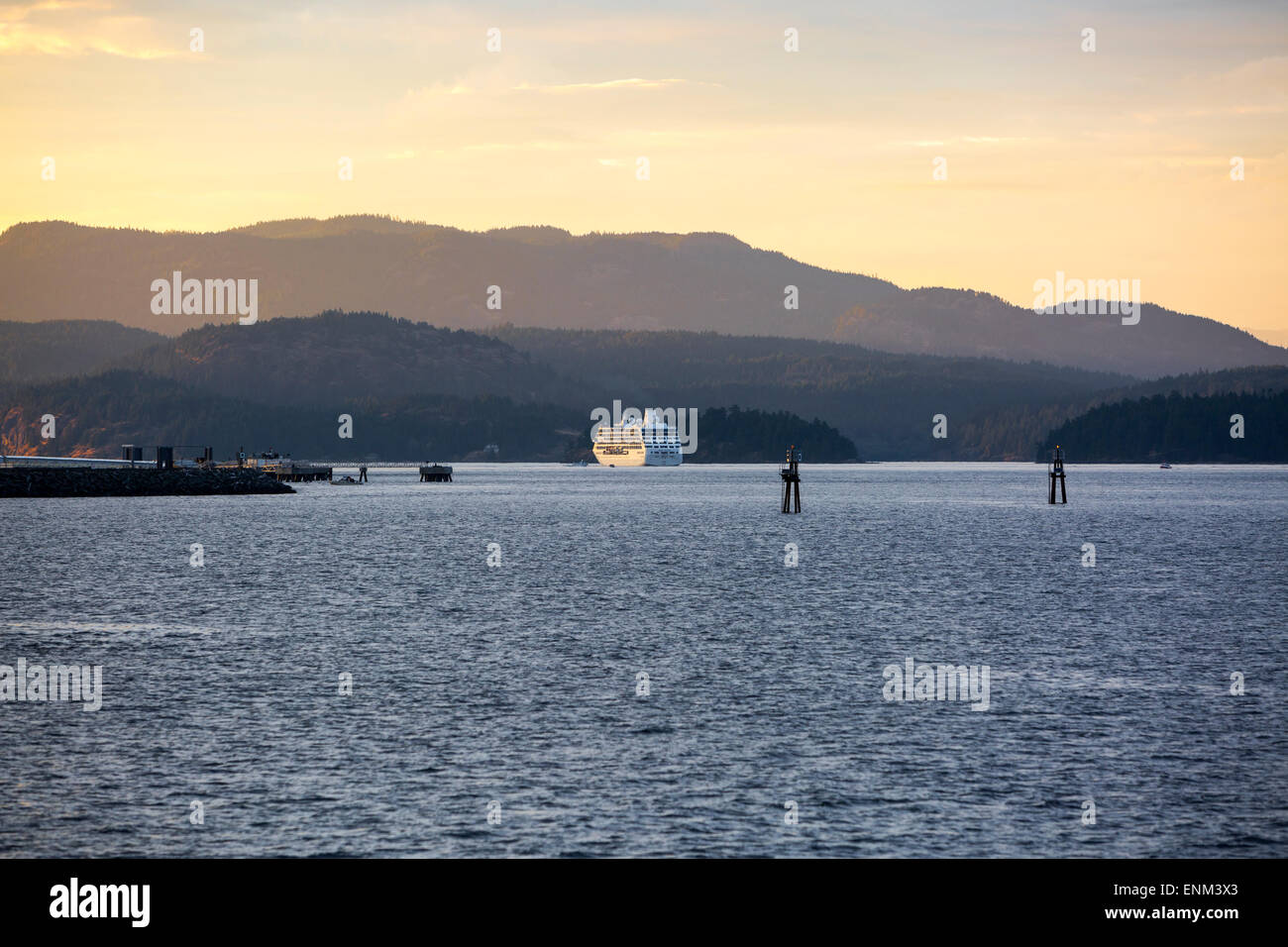 Pacific Princess nave da crociera vela il passaggio interno tra l'isola di Vancouver e Quadra Island, British Columbia, Canada Foto Stock